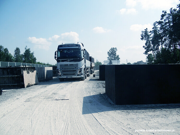 Transport szamb betonowych  w Supraślu